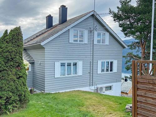Stryn House | 6 person holiday home in Utvik