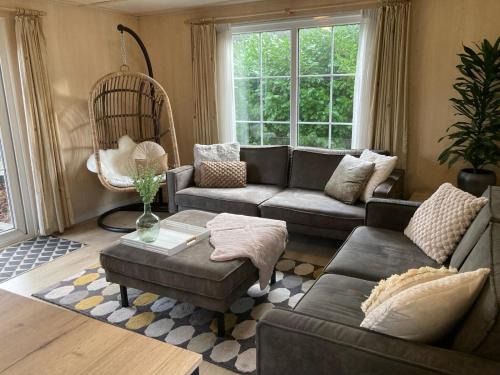 Noordoostelijk van Schaarsbergen Ski Chalet | 6 persoons chalet op de Veluwe bij binnen en buiten zwembad