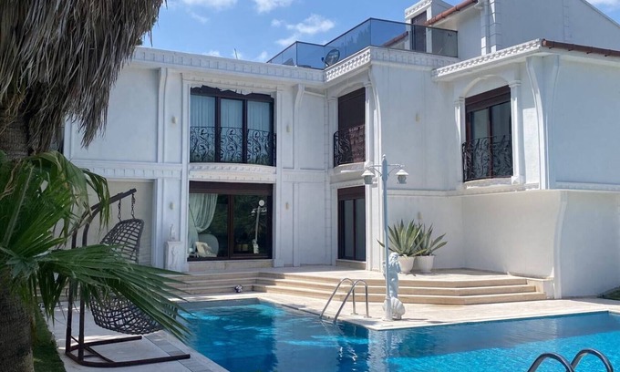 Beylikduzu Villa | 6-room Villa with Private Pool and Garden