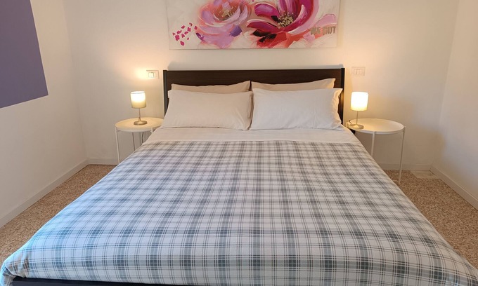 Pavia Apartment | 64B 10 minutes walk from: Polyclinic Hospital, Station and Center - 2 rooms