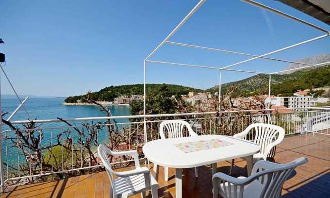 Drvenik Apartment | 65 m² Apartment ∙ 2 bedrooms ∙ 5 guests