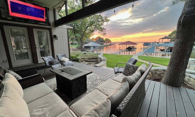 Leisure Land House | 6BR/5Bath Single Story Lake Front Home at Cedar Creek w/boat rental option