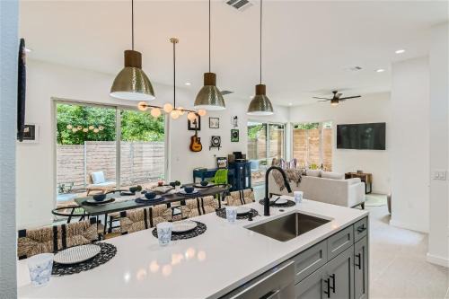 Austin House | 7 BDRM Compound Near DT Austin With Brand New Pool