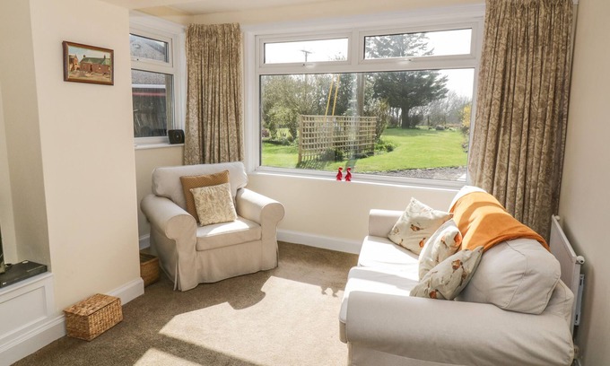 Powfoot Cottage | 7 CUMMERTREES, pet friendly, with a garden in Annan