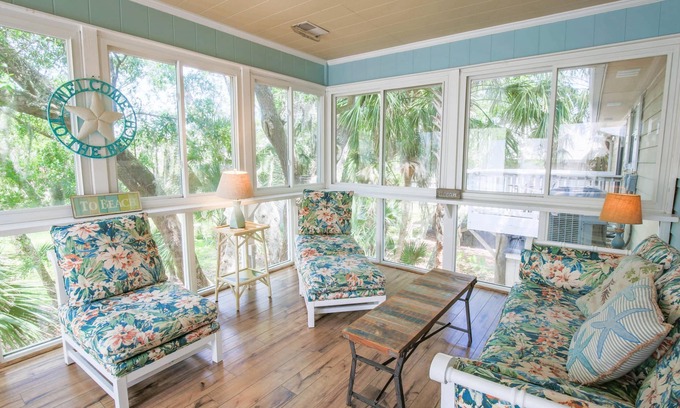 Sunset Point House | 7 Min Walk to the Best Access Point on the Beach! Enjoy Incredible Views from the Solarium.