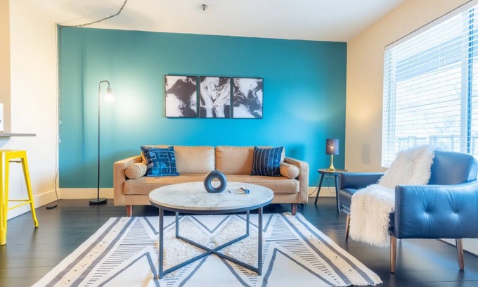 East Riverside - Oltorf Apartment | 7 mins to Downtown King Suite w/Pool, Parking + Gym 02