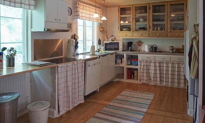 Roke House | 7 person holiday home in RÖKE