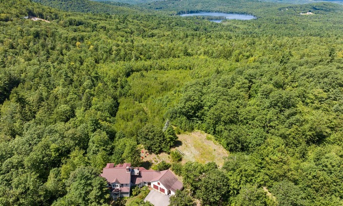 Conway House | 70 Private Acres+Sleeps 12+Fire Pit+Pet Friendly
