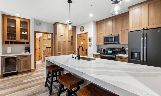Olympic Valley Condo | 700 | Premium 2BD - King, Doubles, A/C + Pool
