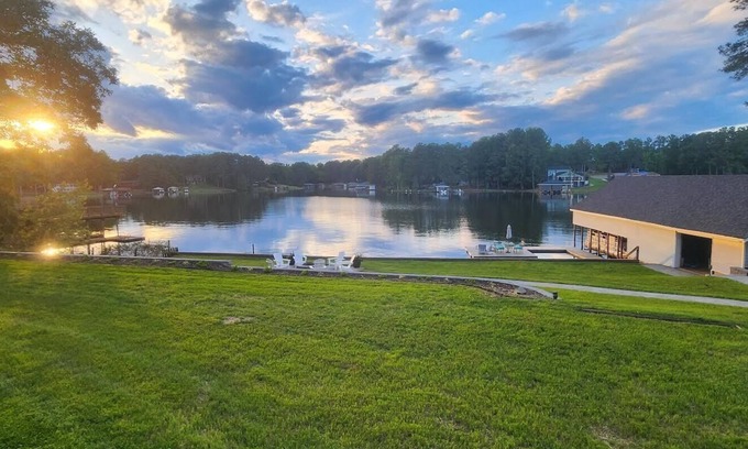 Henrico House | 8 bedroom, 4.5 Bath Lake Front Home with Boathouse. Sleeps 18
