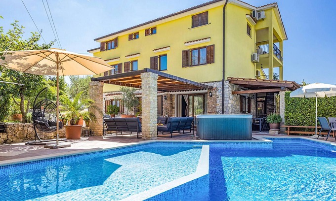 Strpacici House | 8 bedroom beautiful home in Visnjan