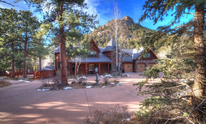 Estes Park Cabin | 8 BR/8b Luxury Mtn Lodge on Fall River, 8,500 sq ft living space, 2 1/2 Acres