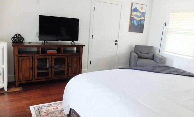 Mariposa Apartment | #8 Downtown Apt -Historic main street - King Bednn