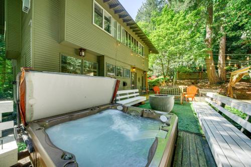 Mercer Island Apartment | 8 Mi to Dtwn Seattle Pet-Friendly Apt with Hot Tub