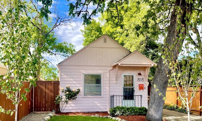 Springfield House | 8 mins from U of O, Central/Funky/Fun!