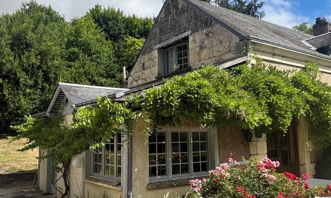 Troo Cottage | 8-person gîte on the banks of the Loir with swimming pool and tennis court