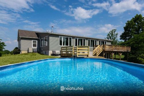 Rutland House | 80 Acre Retreat with Pool - Minutes to Ark - Sleeps 15