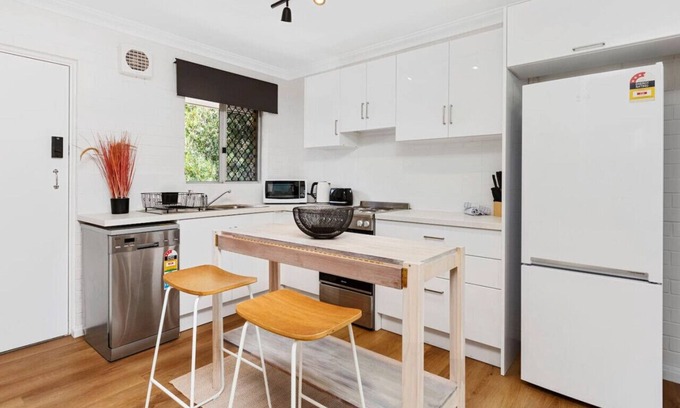 Scarborough Apartment | 800m to the beach | Stylish | Perfect location