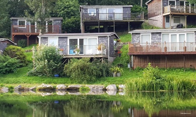 Bont Newydd Ski Chalet | 81 Glan Gwna chalet with lakeside balcony