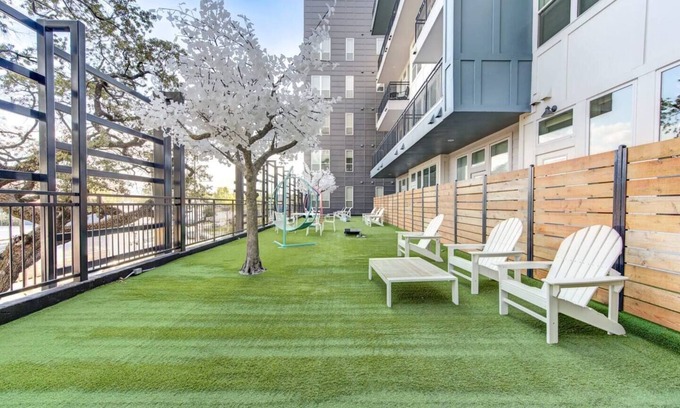 Washington Ave./ Memorial Park Apartment | 83 WalkScore - Downtown - Fast Wifi -Monthly stay