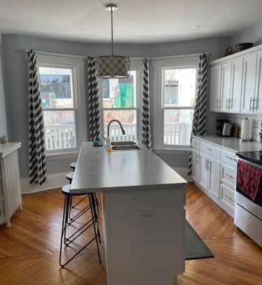 Queens Square House | 86A King Bed 2bd 3bt on Queen St. Downtown