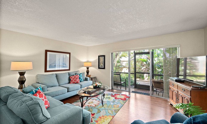 Historic Downtown Melbourne Condo | 89. Nt JUL 17 - Aug 1. Patio, BBQ, Dining, Shopping, Beach, Golf, Kayak, Parks