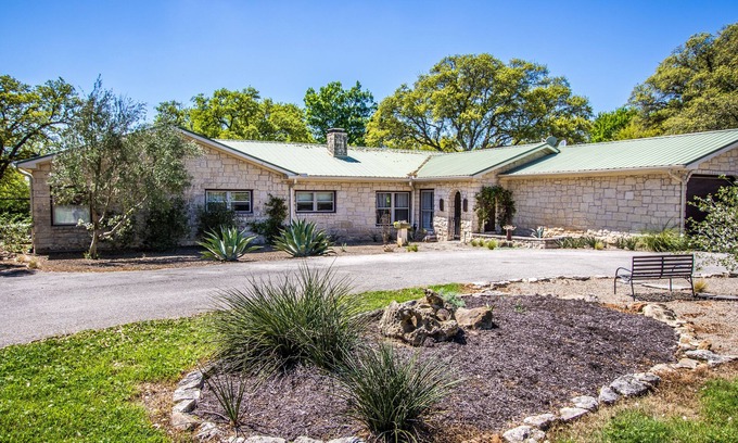 Weir House | 8acres of privacy and beauty. Inspiring, Must See. Kayaking!-Sleeps up to 8