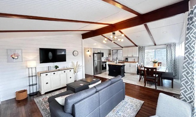 Hamilton Apartment | 8th Street Haven - 3 bedroom House in DT Hamilton
