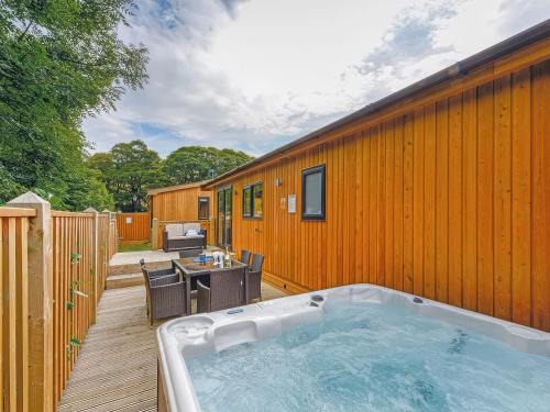 Saddleworth House | 9 Alpine Lodge