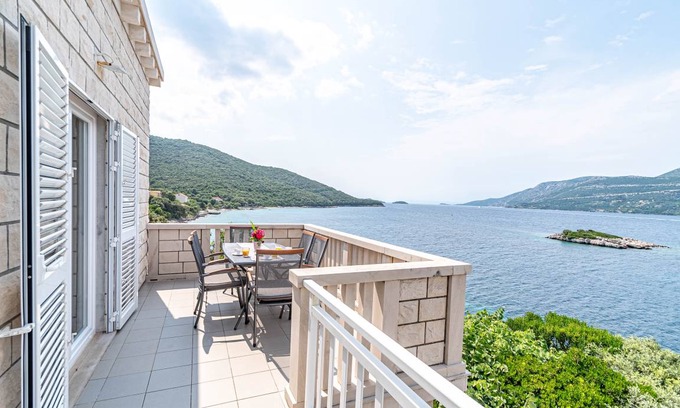 Cove Tri Zala (Zrnovo) Apartment | 90 m² Apartment ∙ 3 bedrooms ∙ 6 guests
