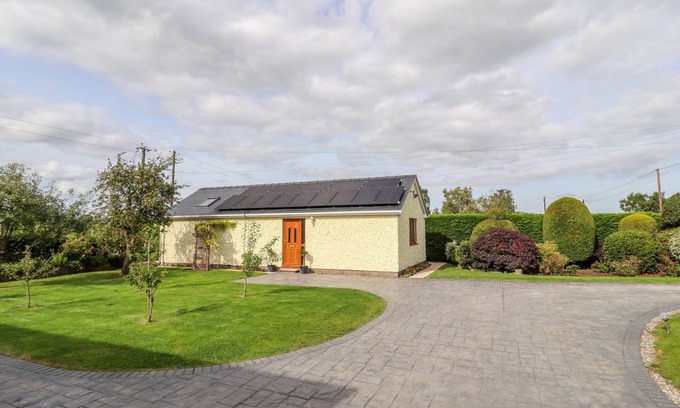 Overton-on-dee Cottage | 90 m² Cottage ∙ 1 bedroom ∙ 2 guests