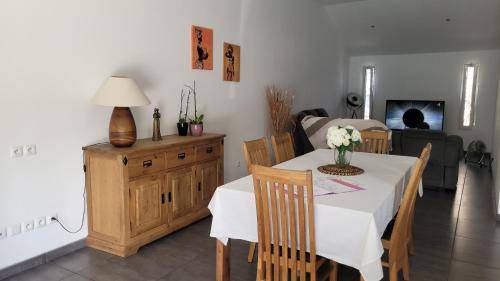 Etang Sale Les Bains Villa | 90 m² Villa ∙ 3 bedrooms ∙ 8 guests