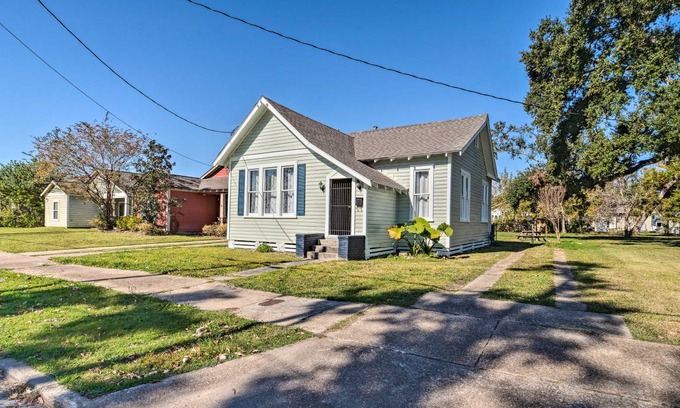 Lake Charles Cottage | 92 m² Cabin ∙ 2 bedrooms ∙ 5 guests