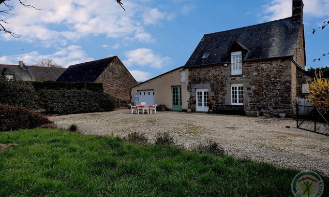 Bazouges-la-Perouse House | 92 m² Gîte ∙ 2 bedrooms ∙ 4 guests