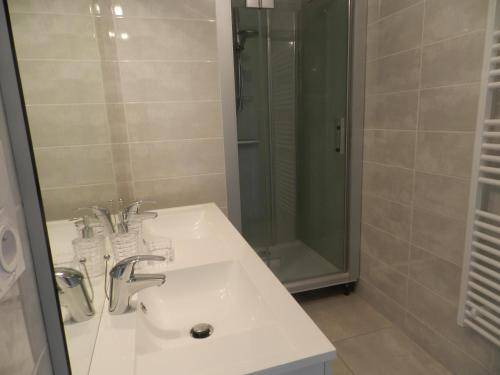 Saint-Laurent-sur-Mer House | 93 m² House ∙ 2 bedrooms ∙ 8 guests