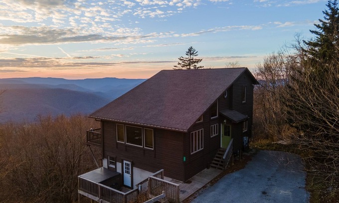 Snowshoe Ski Chalet | 9BR/6BA Chalet at Snowshoe w/hot tub Game Room Mountain-top Views On-Call Van