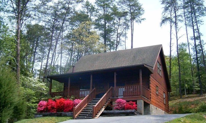Pigeon Forge Cabin | A+,1/2 Mi to Pkwy, FLAT ROADS & MOUNTAIN VIEW,1.5 Acres of PRIVACY, SUPER CLEAN