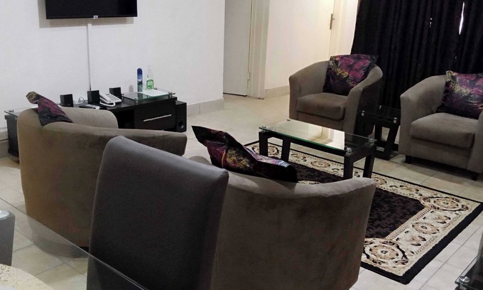 Mushin Cabin | A 2-minute drive from the SPAR market.nFriendly and calm environment