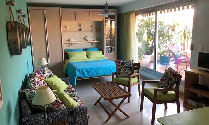 Jean-Medecin Apartment | A 35-sq.m studio with a terrace, a 30-sq.m garden on the top floor: calm and bri