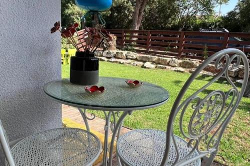 Emek Izrael Apartment | A beautiful bright unit with a large front yard.