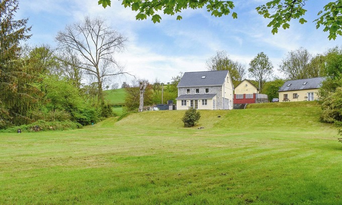 Llanwrda Cottage | A beautiful farmhouse set within large gardens.