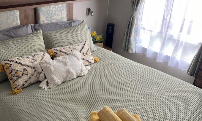 Rhyd-y-foel Cabin | A beautiful romantic weekend away with a hottub under the stars 🌟