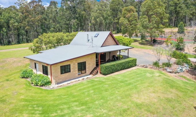 Possum Brush House | A beautiful split level sandstone and cedar cottage.