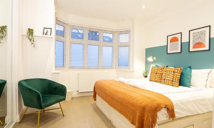 Hale Apartment | A beautiful Two Bedroom Flat with Garden & Parking