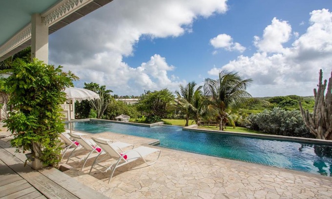 Jan Thiel Villa | A Beautiful Villa Curacao with large pool and tropical garden