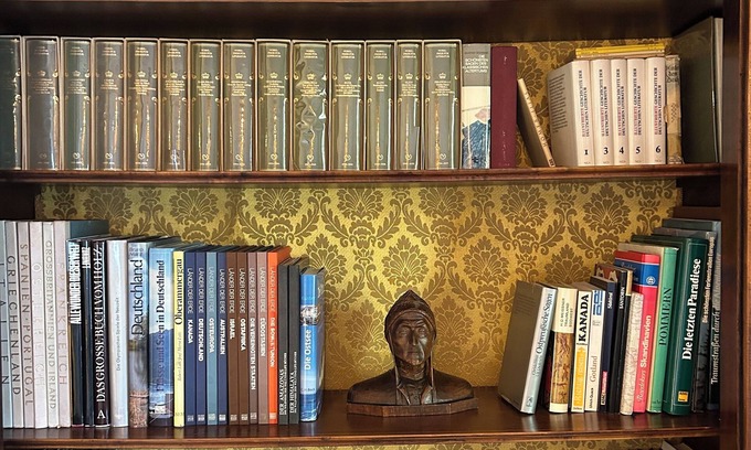 Leun Apartment | A book heaven to dive into with hiking and cycling trails, canoe access close to