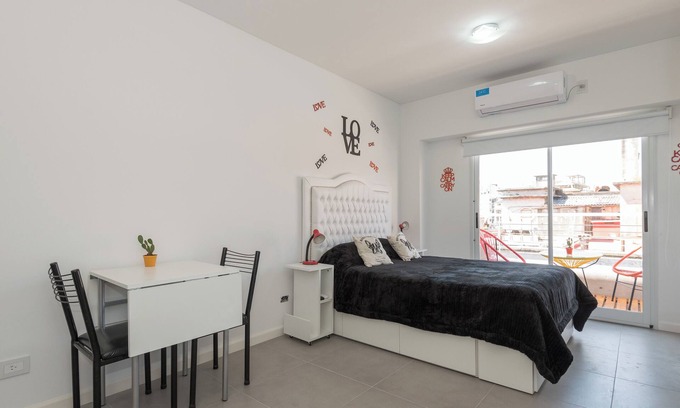 Almagro Apartment | A bright studio with a balcony for 2 people in Buenos Aires!
