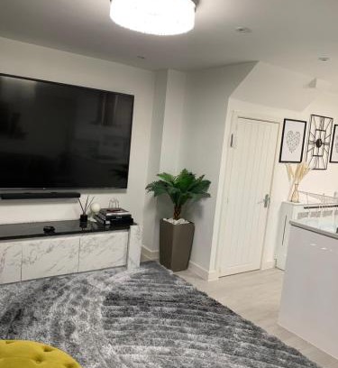 Stanford-le-Hope Apartment | A BYK luxury modern home that sleeps 2 - 8 people