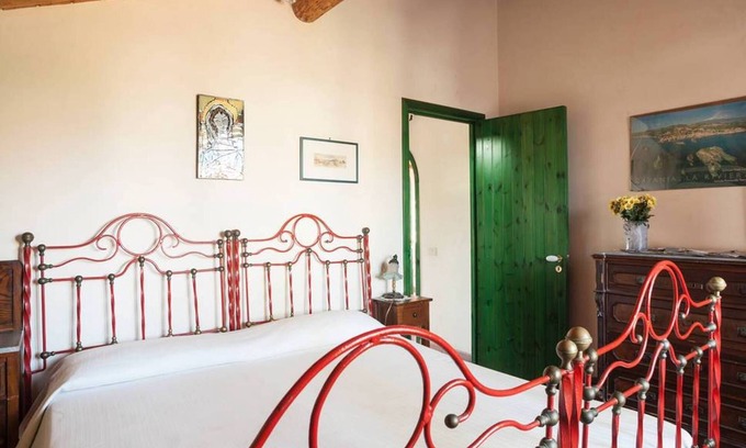Acireale Villa | A/C double or twin room in villa with garden near the sea. Free Wi-Fi