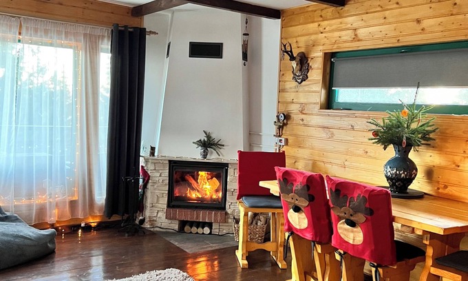 Muntele Baisorii Cabin | “A cozy rustic cabin with modern touches and beautiful views, the perfect escape